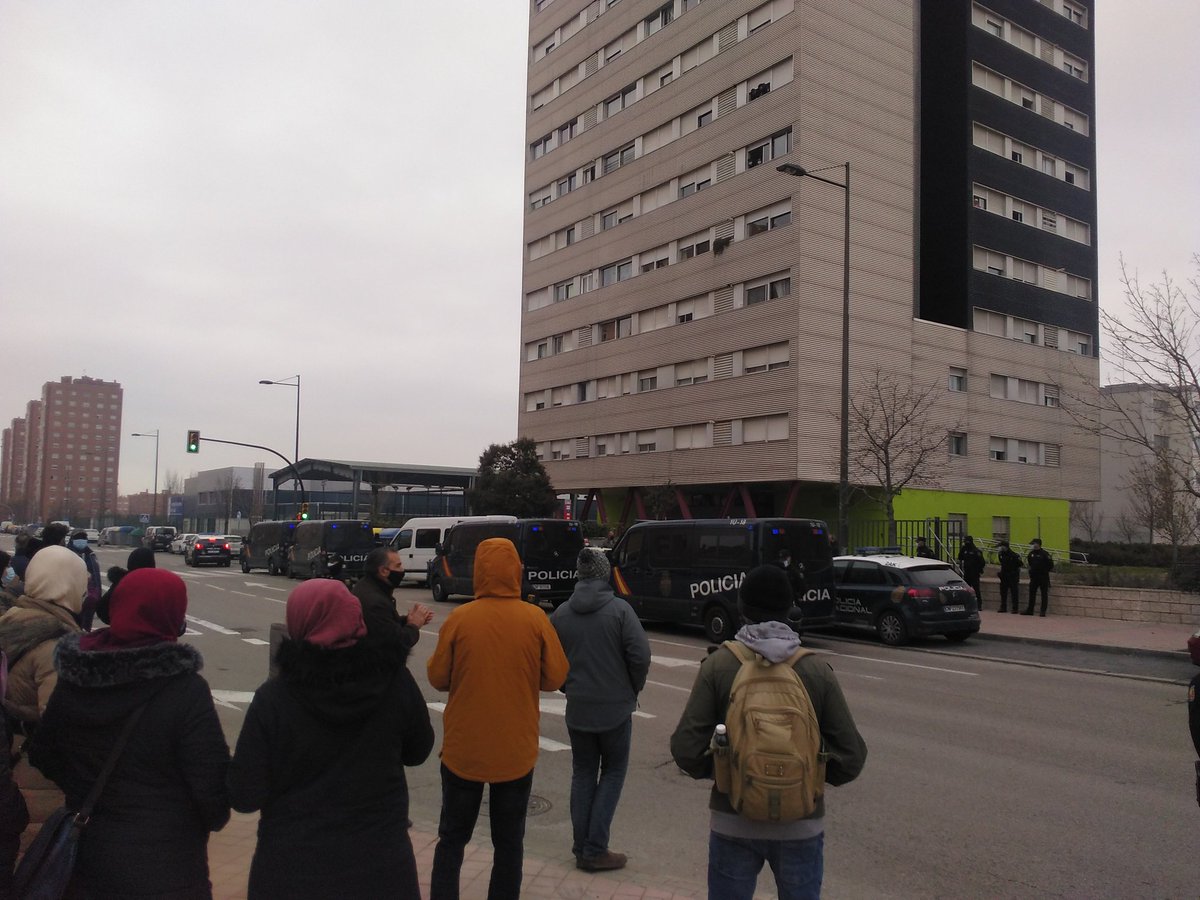 luisoleares's tweet image. Otro desahucio más en Parla.
4 lecheras.
VERGÜENZA
#copsatwork
