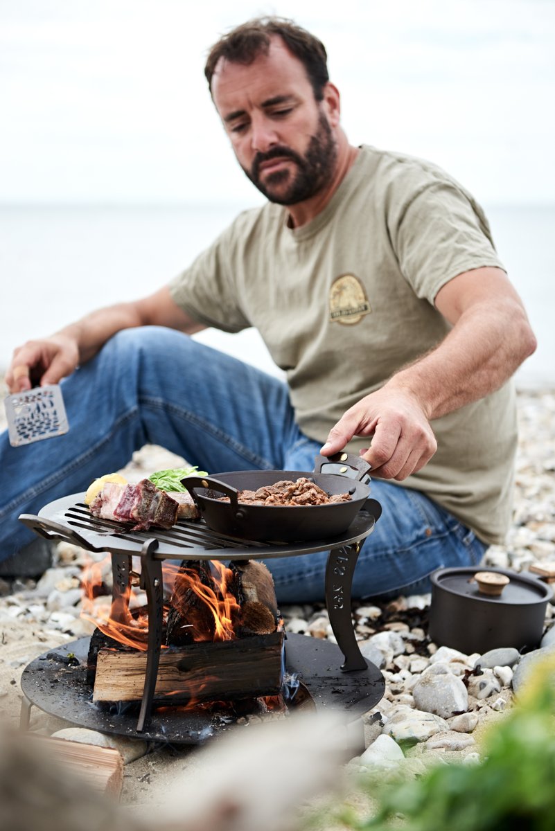 NethertonNews's tweet photo. We know you are busy, but spare 6 minutes to hear us chat to @JamesWhetlor about @CabritoGoatMeat @BigGreenEggUK , jam tarts, his Netherton collection and his fantastic new book. #thisisnotapodcast
https://t.co/0W52H7PeiR https://t.co/aTYXDkp1Dw