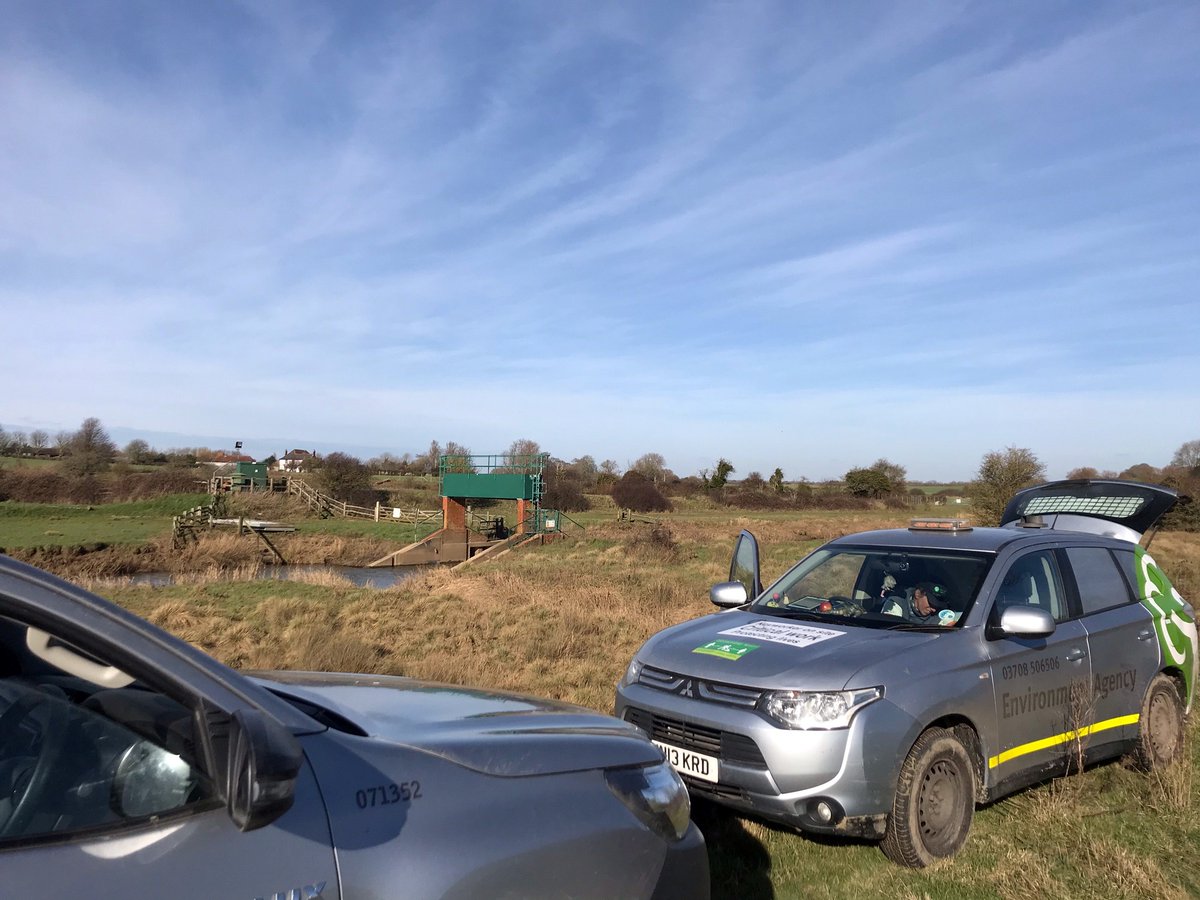 johnoflynnEA's tweet photo. What a fantastic location for #PevenseyFieldTeam to replace fencing at #MiltonLock on #RiverCuckmere nr #Alfriston. #LoveWhereYouWork #PublicSafety #floodaware #AssetManagement @alfristonvill @sjo400 @wealdendistrict @EastSussexCC @sdnpa https://t.co/FSyQl7Z5lw