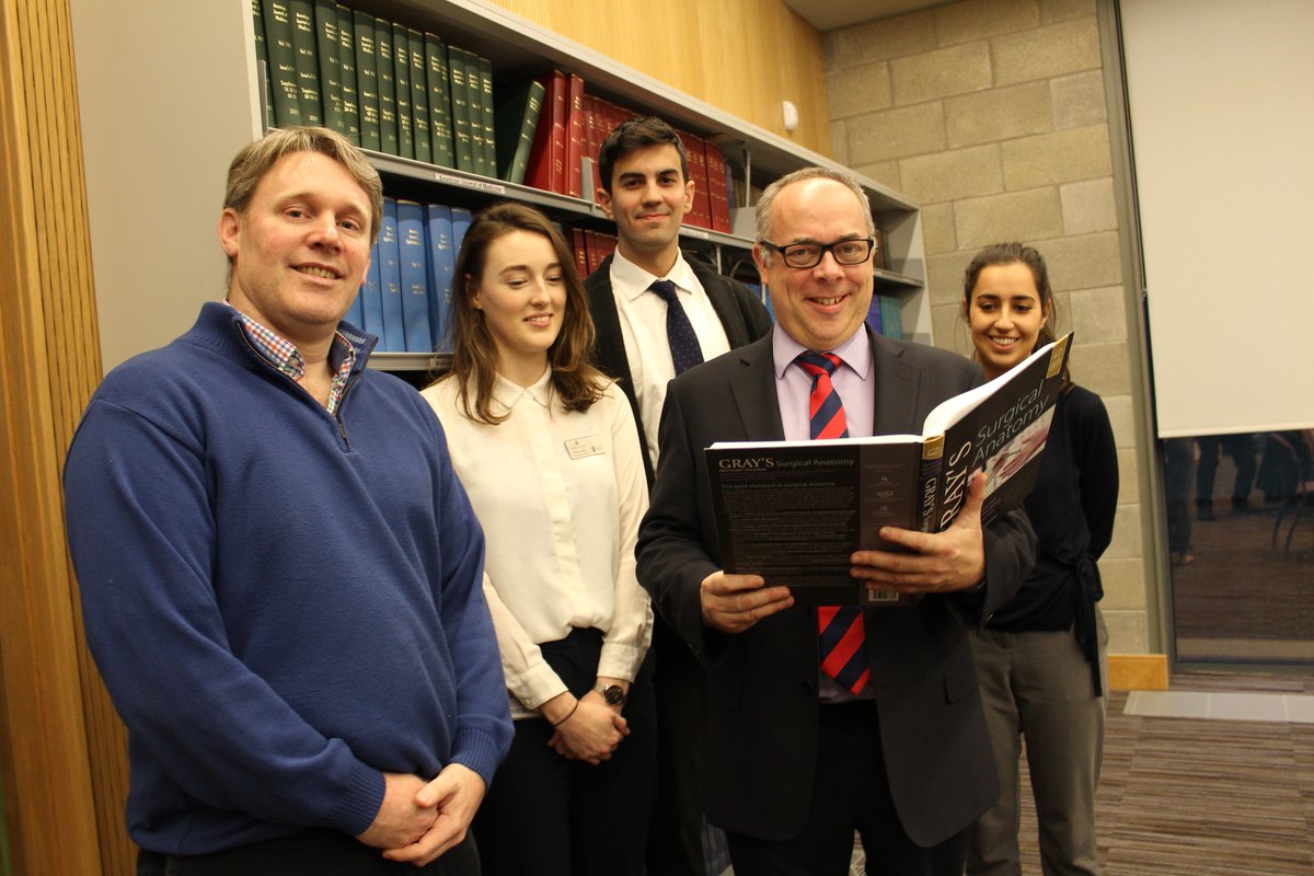 4/4
📷Prof J Calvin Coffey and team with a copy of Gray's Anatomy. This picture was taken in the hospital library pre-pandemic.
#SOH2021