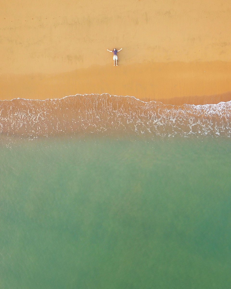 Lazy days on the beach. This is Horseshoe Bay on beautiful #MagneticIsland. Have a good weekend everyone!

#seeaustralia #thisisqueensland #townsvilleshines #fromwhereidrone #abcmyphoto