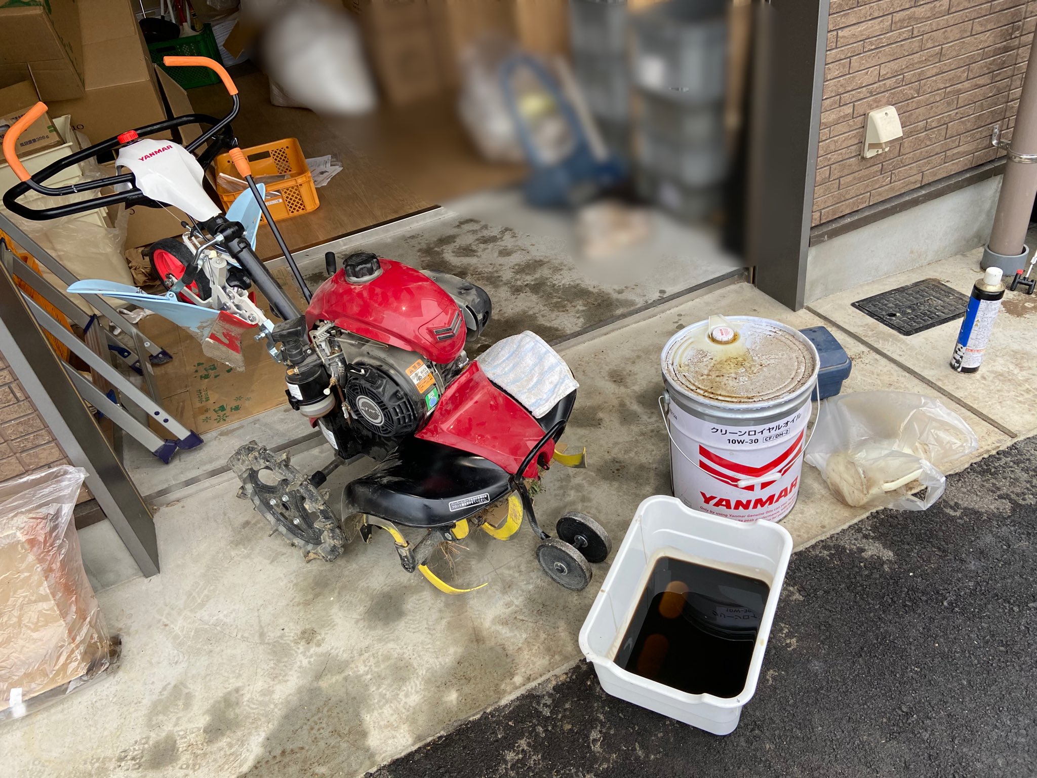 林農産 尚さん 頼まれてた ミニ耕運機ヤンマー Yk300fpのエンジンオイルとオイルバス式エアクリーナのオイル交換 エンジンは三菱gb101だけど ドレンボルトがクソ硬かった まだ新しいから 爪軸大丈夫だと思うけど見よか とたまた見たら固着はし