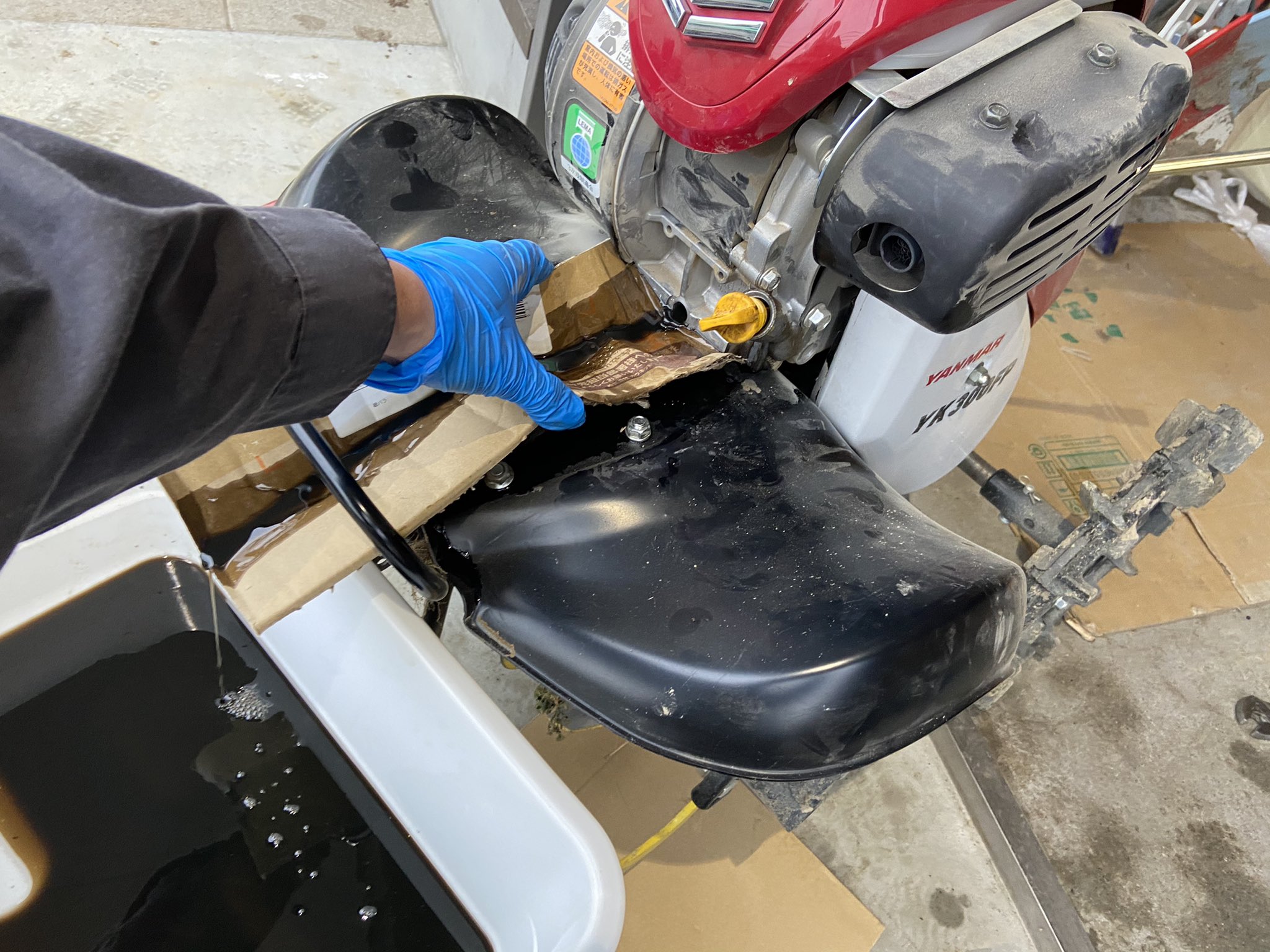 林農産 尚さん 頼まれてた ミニ耕運機ヤンマー Yk300fpのエンジンオイルとオイルバス式エアクリーナのオイル交換 エンジンは三菱gb101だけど ドレンボルトがクソ硬かった まだ新しいから 爪軸大丈夫だと思うけど見よか とたまた見たら固着はし