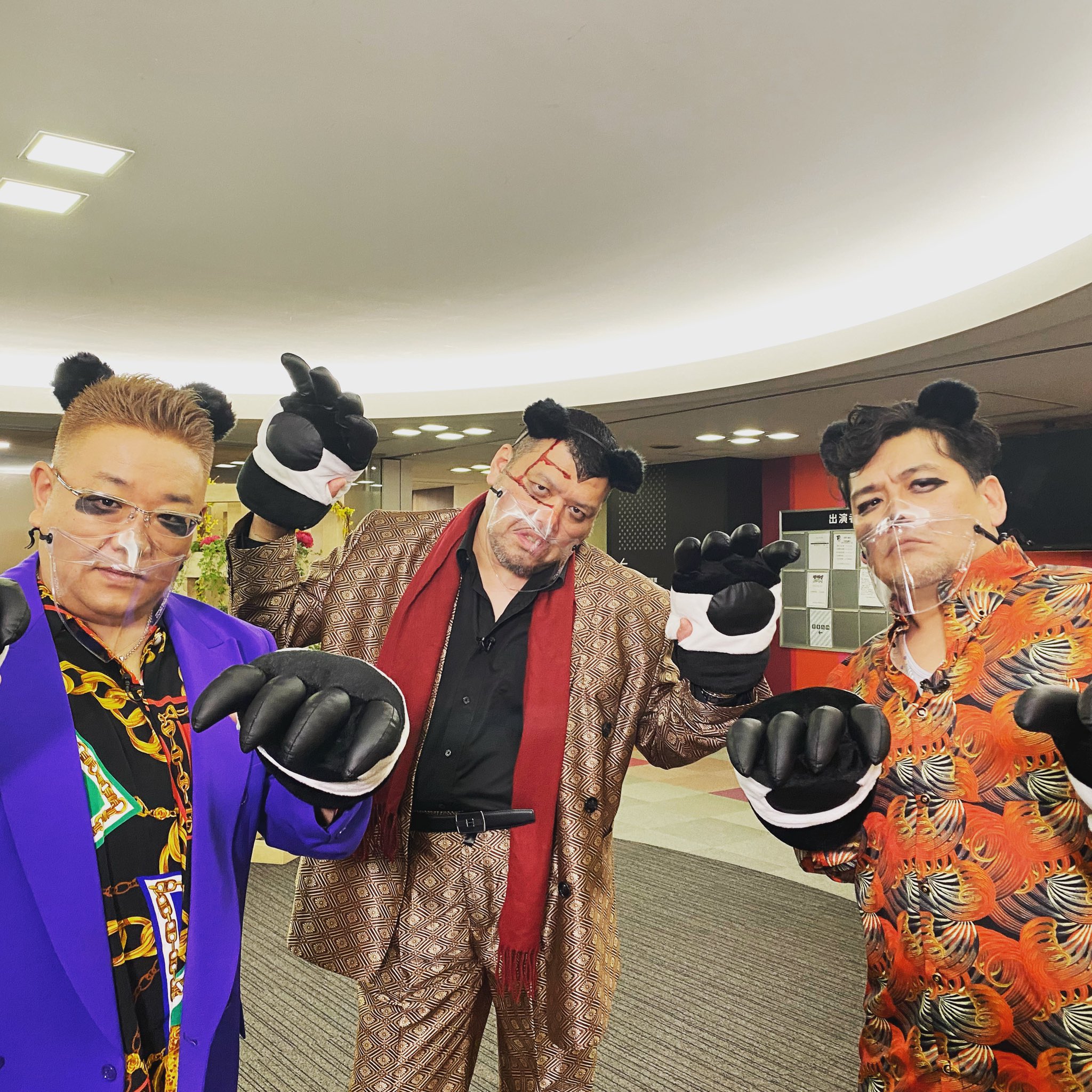 坂上どうぶつ王国 公式 金曜19時 30分後は 坂上どうぶつ王国 今夜初登場 やさぐれパンダ3人組 可愛い動物映像に癒されたくて フジテレビタレントクロークに現れます 皆様も ご一緒に可愛い動物さん達に癒されて下さい くっきー