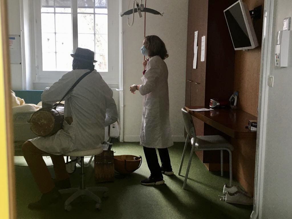 TheaVilleParis's tweet photo. SOLidAIRES
Des artistes &amp; des équipes sur les plateaux [#LesDirects] et dans les hôpitaux [#LesConsultations].
📷 Hier #HopitalCharlesFoix @APHP #LesConsultations pour les patients &amp; les soignants. #TenirParole 
@Anne_Hidalgo @carine_rolland @annesouyris @leafiloche @Paris https://t.co/cVjRMraKPf