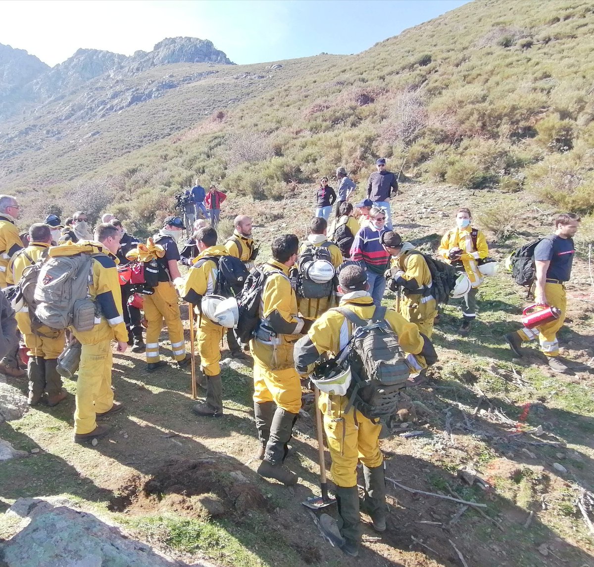 sis_2b's tweet image. La présence en nombre et l&apos;expertise de nos collègues #FORSAP qui en amont du brûlage ont aussi réalisé le nettoyage des lieux à flanc de montagne. Travail indispensable à un brûlage en sécurité 👌