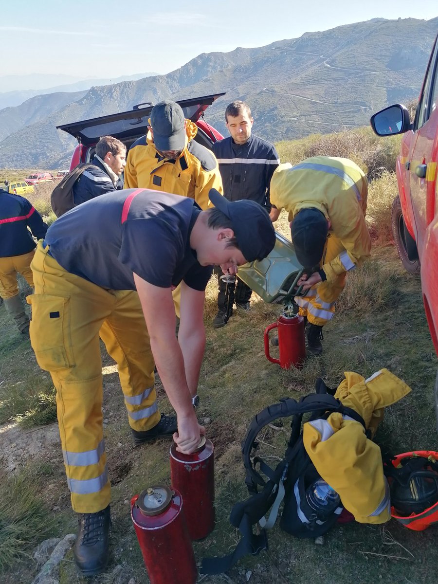 sis_2b's tweet image. La présence en nombre et l&apos;expertise de nos collègues #FORSAP qui en amont du brûlage ont aussi réalisé le nettoyage des lieux à flanc de montagne. Travail indispensable à un brûlage en sécurité 👌