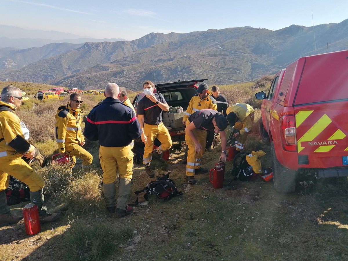 sis_2b's tweet image. La présence en nombre et l&apos;expertise de nos collègues #FORSAP qui en amont du brûlage ont aussi réalisé le nettoyage des lieux à flanc de montagne. Travail indispensable à un brûlage en sécurité 👌