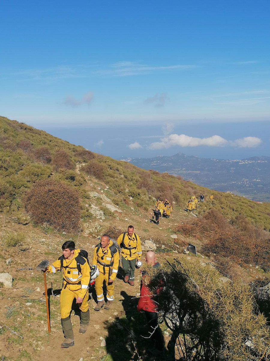 sis_2b's tweet image. La présence en nombre et l&apos;expertise de nos collègues #FORSAP qui en amont du brûlage ont aussi réalisé le nettoyage des lieux à flanc de montagne. Travail indispensable à un brûlage en sécurité 👌