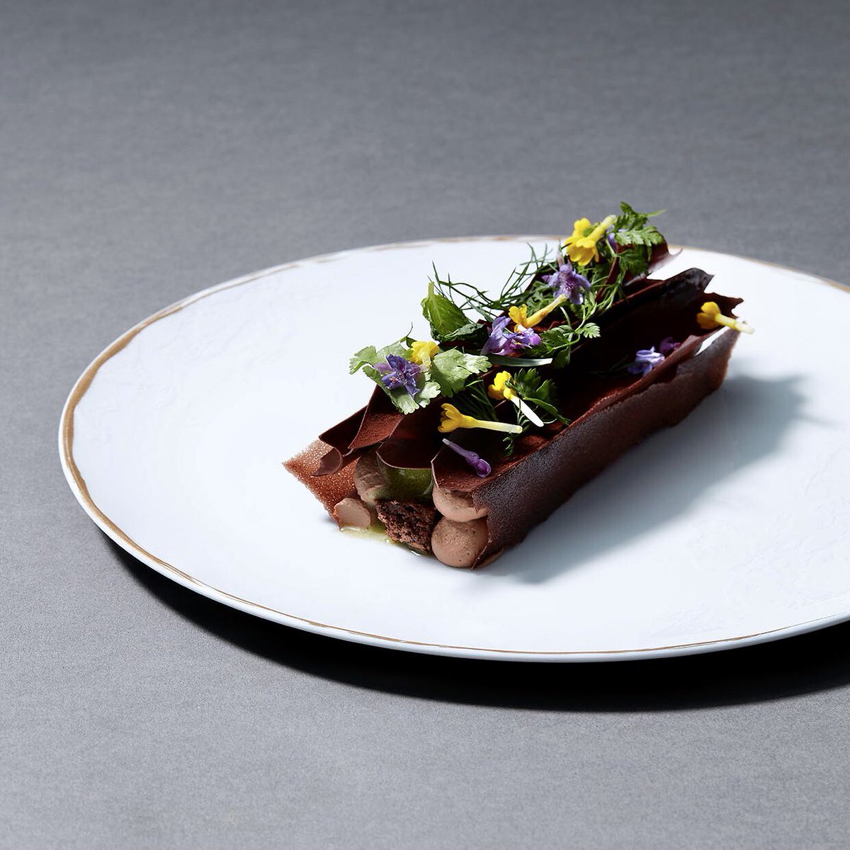 Millefeuille de Chocolat aux Herbes 🍴 

L'expression dans l'assiette d'une balade dans les bois, lorsque vous vous enfoncez dans la forêt et que les branches au sol craquent sous vos pas.

_______

📷 Thomas Dhellemmes 
#AubergeduPereBise #Terroir #Talloires #LacAnnecy