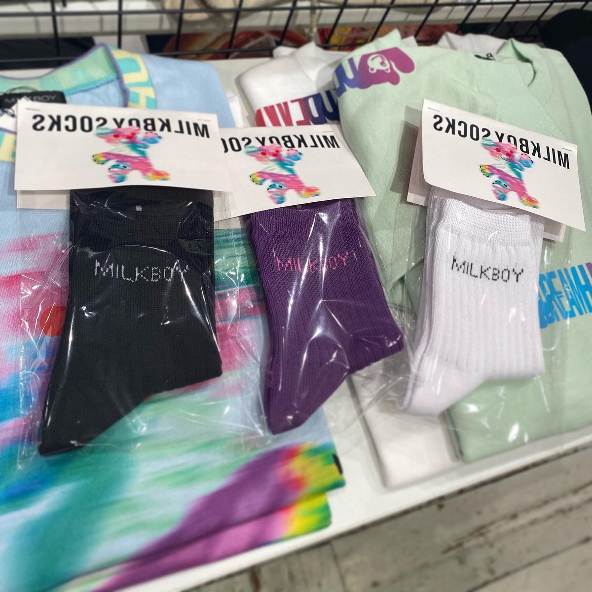 land_osaka's tweet photo. 【ロゴ SOCKS】
color:シロ/パープル/クロ
#milkboy
#landbymilkboy
#logo
#logosocks
#socks
#goods
#limitededition
#umeda
#umedaest https://t.co/8FJpKADU0U