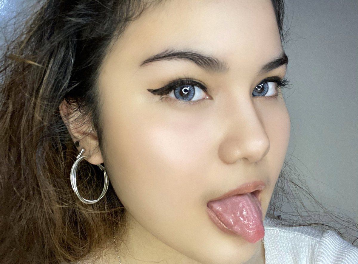 alychieee_'s tweet photo. curly hair and bad eyeliner https://t.co/rpJMTByipU