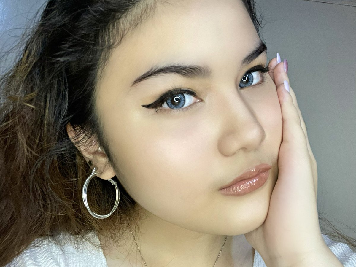 alychieee_'s tweet photo. curly hair and bad eyeliner https://t.co/rpJMTByipU
