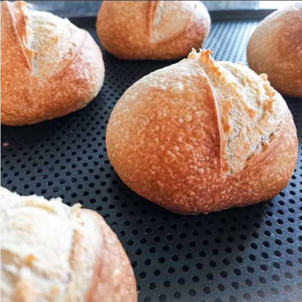 Do you see all those blisters? 😍 We got a perfect oven spring and a delicious sourdough taste with those wheat and rye buns #sourdoughmakeseverythingbetter #sourdoughbuns #sourdough #bread #happyguthappylife #sourdoughaddict #healthybread