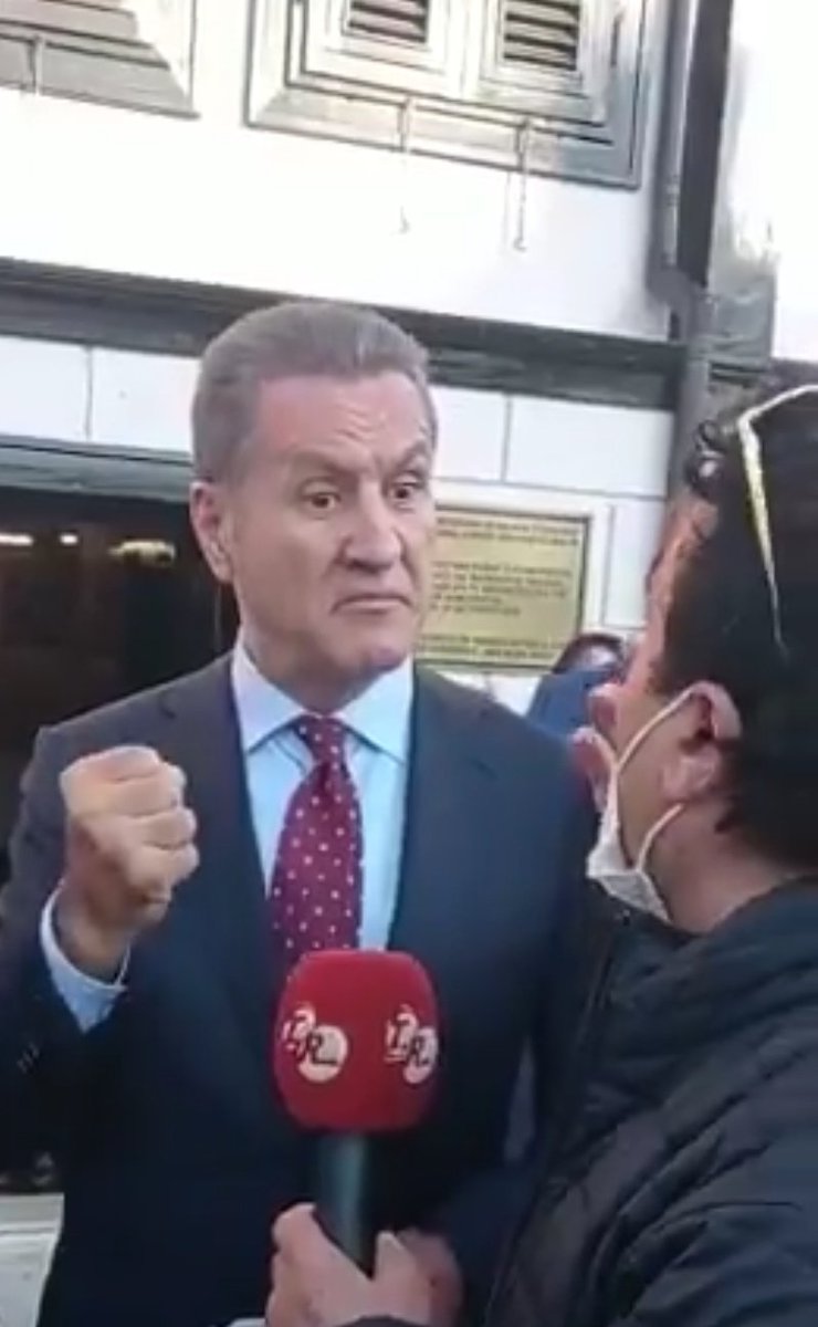 TKbudak's tweet photo. Abim "Sarıgül, botoks sayesinde her geçen gün Sylvester Stallone'a daha çok benziyor." dedi ve bu yüzden artık rahat uyuyabileceğimi sanmıyorum. https://t.co/9KBLJn4fjC