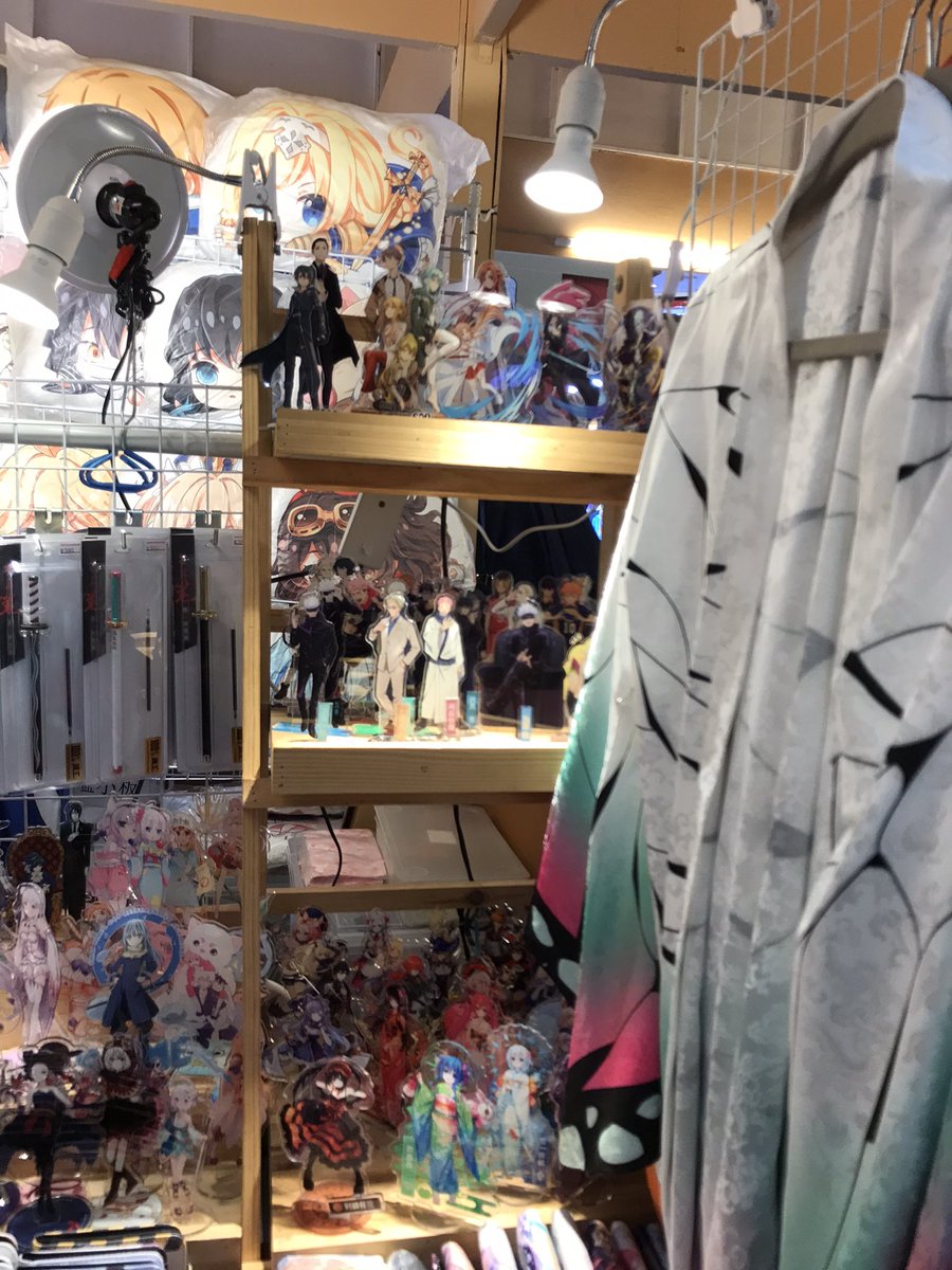 งงมากว่าทำไมร้านที่ขายของผิดลิขสิทธิ์ถึงได้ขายในห้างสบายๆได้เลยอ่ะ แล้วมีหลายร้านด้วยนะ ราคาของแต่ละอย่างคือถูกกว่าของจากอฟชจริงๆเกือบสองสามเท่า อย่างแสตนดี้คืออันละสองสามร้อยอ่ะ ในขณะถ้าเป็นของอฟชจริงๆคือห้าหกร้อยอัพทั้งนั้น หลายอันเป็นของแฟนอาร์ตด้วยซ้ำ เห็นแล้วแบบ 😢