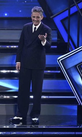 gloyasmine's tweet photo. Il look di Fiorello a Sanremo 2021
#Sanremo2021 #Fiorello @armani https://t.co/D4YYoCdfxZ