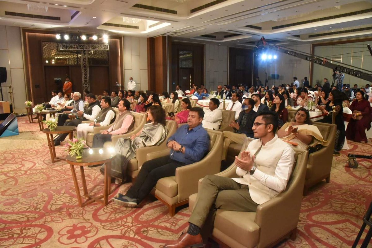 drdwivedisatish's tweet photo. आज होटल ताज, लखनऊ में जी उत्तर प्रदेश/ उत्तराखंड द्वारा आयोजित "Education Excellence Awards 2021" में शामिल हुआ। https://t.co/kqzC5U0ZZy