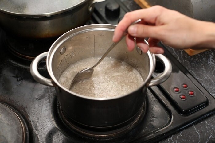 И залить водой и варить. Рис в кастрюле. Молоко в кастрюле. Перемешивание риса в кастрюльке. Кастрюля готовка.