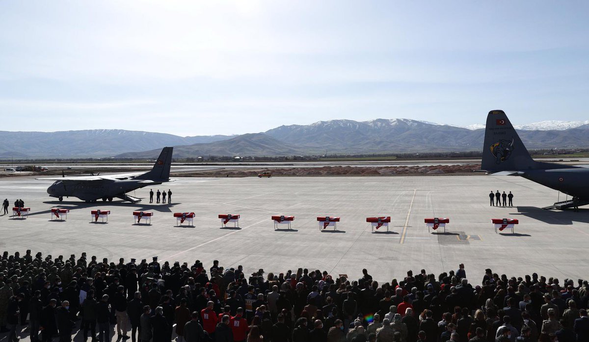 EmniyetGM's tweet image. Ey şehîd oğlu şehîd, isteme benden makber, 
Sana âgûşunu açmış duruyor Peygamber.

🇹🇷🇹🇷🇹🇷