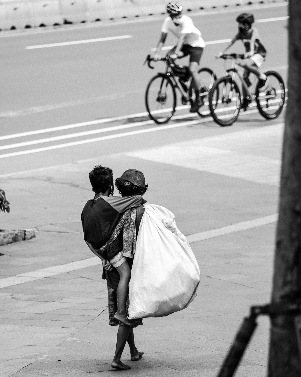 Salah satu foto yg emosional yg pernah gw ambil. Abis gw foto ini langsung auto diem,mikir dan kayak berasa di ingetin banget buat bersyukur...

Semoga kita semua bisa terus dapetin kebahagian dengan cara kita masing-masing ya amin 🙏