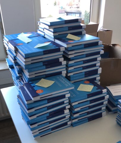 almexxalmexx's tweet photo. Sneak preview: De 5e druk van het boek van @kornep heeft een harde kaft. Nr 16.000 - 20.999 zijn deze week afgeleverd door @boekengilde https://t.co/vjTGYK1zjm