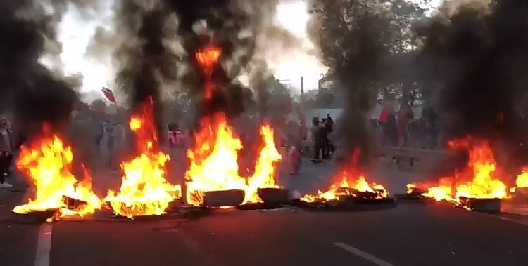 PabloOlate11's tweet photo. #puentealto #ParoNacional #huelga5demarzo barricadas desde la madrugada en puente alto https://t.co/BC4ryfTJ0N