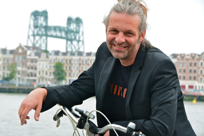 WBdeRuimte's tweet photo. *Mobiliteitsgeluk*
Geluk ervaren tijdens het reizen: niet te veel oponthoud hebben, in staat zijn naar je familie en vrienden te gaan en genieten van de infrastructuur.

Lees het interview met Hans Stevens (programmamanager bij de De Verkeersonderneming)
https://t.co/F4Z0crFClT https://t.co/3UNbtGRRTZ