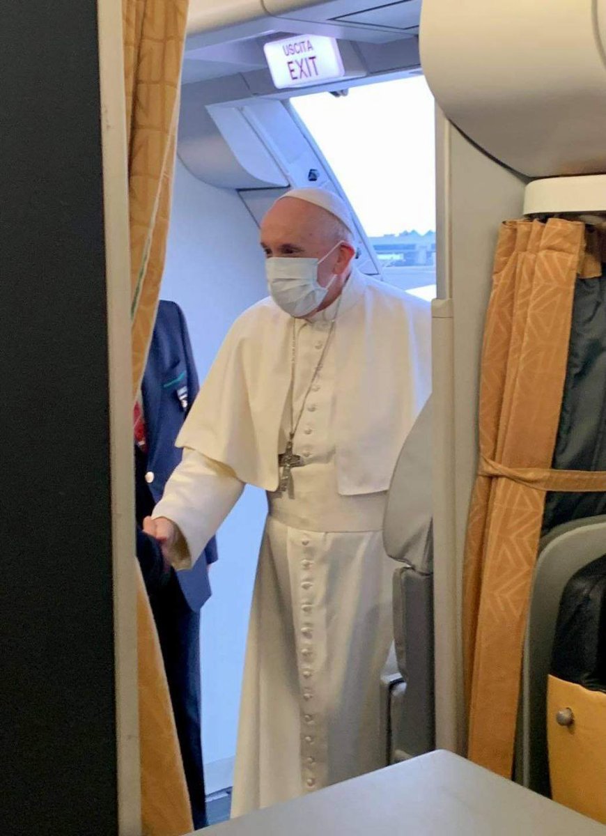 من طائرة البابا فرنسيس وهو في طريقه للعراق البيان القارئ دائما