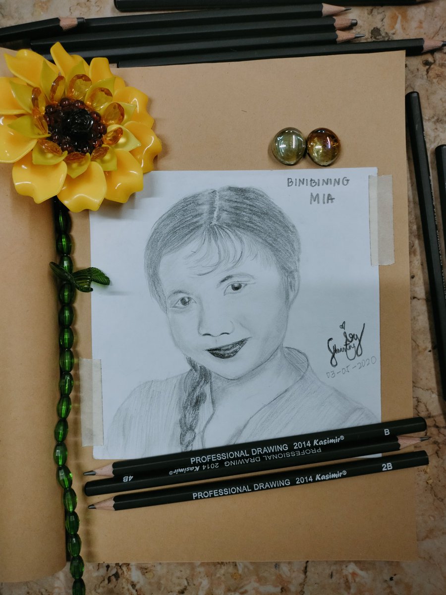 Binibitine's tweet photo. Panahon na para hasain ang aking kamay sa tradisyunal na paraan ng paglikha ng obra.

subject: @BinibiningMia_

hahaha, can't believe ang dami kong time para sa ganito kahit pa accountancy student ako na may mene- maintain na scholarship grade. 🤣 

IG: @chrisandcolors_ https://t.co/5dPLGJQuEg