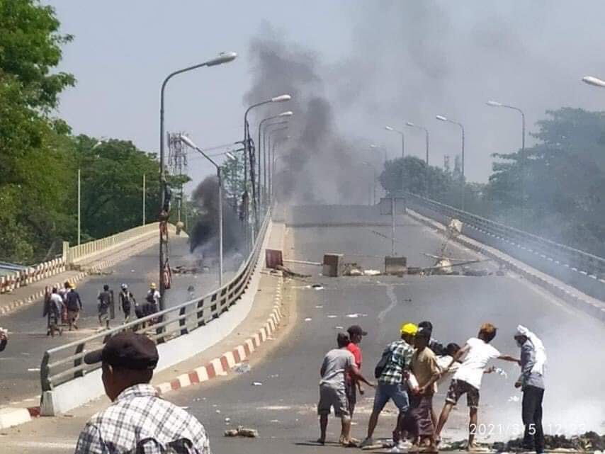 Happened in Insein, Ygn

While the junta's SAC was backing off , they set fire the barricades which were placed in Insein Bridge by civilians. Now ppl in Insein had to 
extinguish the fire this afternoon.

FASCIST MILITARY

#WhatsHappeningInMyanmar
#Mar5Coup