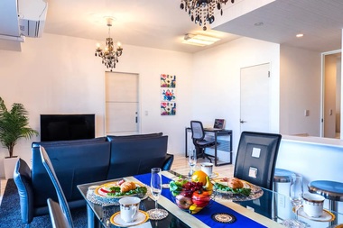 Sophisticated living room with light streaming in through large windows.
A peaceful rooftop garden overlooking the nature-rich scenery of Okinawa.

Enjoy a high quality resort stay away from busy life.

1note.co.jp/snsen/490twitt…

#okinawa #okinawatrip #Airbnb #chartered