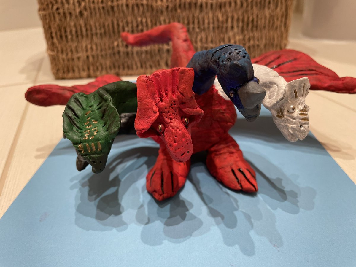 IanAlexYoung2's tweet photo. Tiamat 5 headed dragon queen - made from scratch by myself for Dungeons and Dragons fun! 🐉🧞‍♂️🧚🏻‍♀️🧙🏼‍♀️🧝🏼‍♂️🧜🏽 https://t.co/zgc5ijL28F