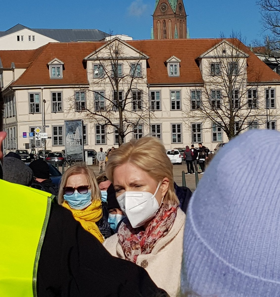 Gastro/Einzelhandel vor dem Landtag M-V! Vielen Dank an <a href="/ManuelaSchwesig/">Manuela Schwesig</a> die sich zu einem Gespräch mit den stark angeschlagenen Branchen bereit erklärte! Ich hoffe sie konnten die richtigen und wichtigen Argumente verstehen. Sie kamen aus dem Herzen! #SCHWERIN #MP #Schwesig