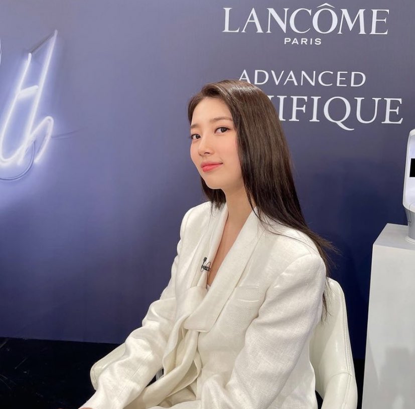 she looks so stunning i'm in love😭