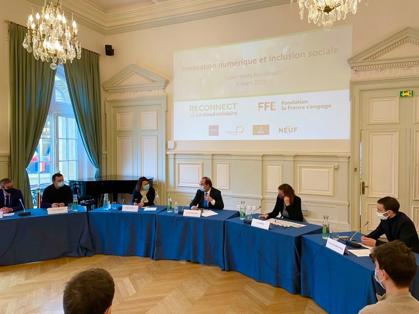 Après une visite au Centre d'Hébergement d'Urgence Plurielles, <a href="/vincentdall1/">VincentDallongeville</a>, co-fondateur de <a href="/ReconnectCloud/">Reconnect</a>, dispositif d’inclusion numérique et solidaire, échange avec <a href="/fhollande/">François Hollande</a> et les élus : "Le numérique ne doit pas être un frein mais un levier d'accès aux droits"