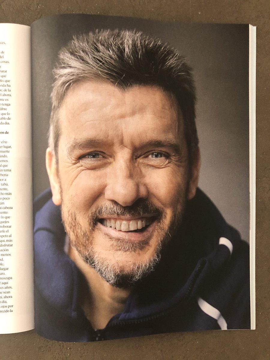 aitorlagunas's tweet photo. Da igual si compráis Panenka o no: de verdad, si podéis leer esta entrevista, hacedlo. Sin dramatismos, mirando a la cara a la enfermedad, con reflexiones llenas de vida. Solo con la sonrisa de la foto, Juan Carlos Unzué te desmonta todas las tonterías del día a día https://t.co/4oI5rNf8e0