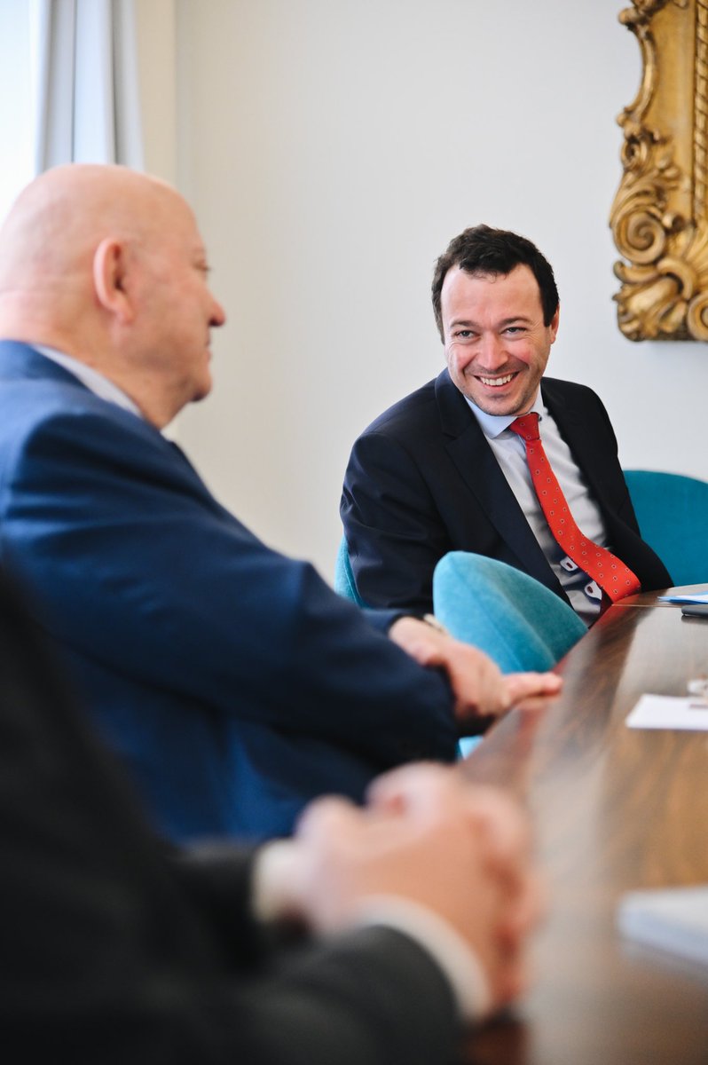 ASantini_Issy's tweet photo. [Rencontre] Ce matin avec @raphaelcognet, maire de @ManteslaJolie_ pour parler e-administration. 

À @Issylesmoul, quasiment 100% des démarches administratives peuvent s’effectuer en ligne #SmartIssy https://t.co/1wKIV8tpGX