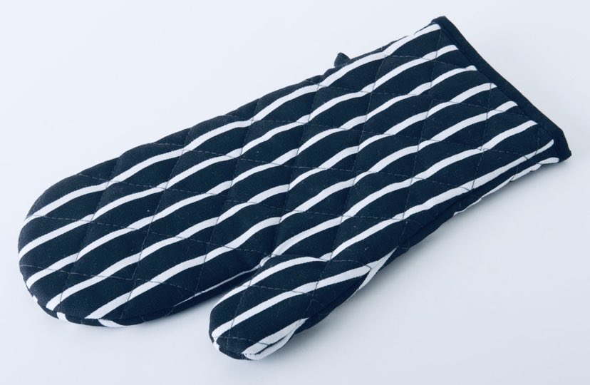Taylor Swift as oven gloves/oven mitts.A thread.
