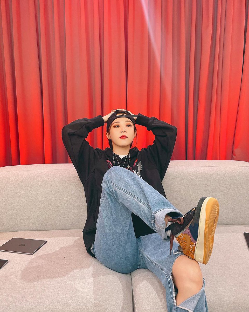 soIarblues's tweet photo. are you telling me....she dressed like this for studio moon night with dreamcatcher??? 🤭 https://t.co/N0N2xPeBFF