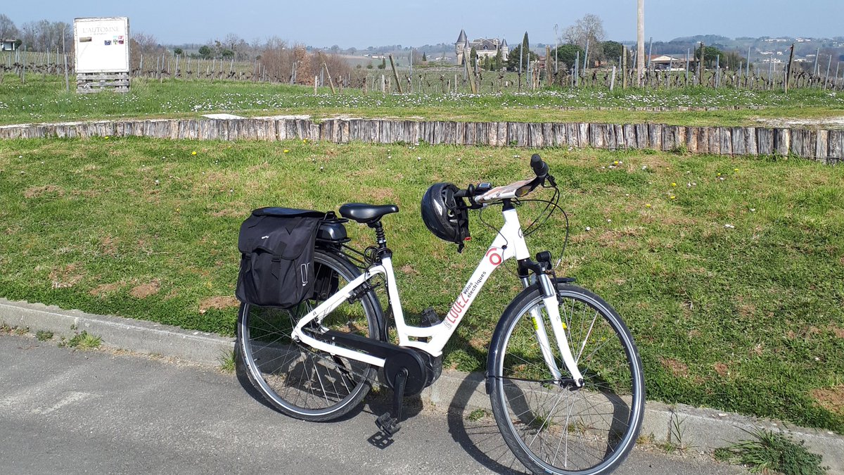 [Idée sortie du #weekend ]
Chevaucher un #vélo électrique 🚴‍♀️ et partir cheveux au vent à la découverte du #vignoble. 
Location à l'Office de tourisme de Bourg.
<a href="/cotesdebourg/">cotesdebourg</a> <a href="/VinBlaye/">Blaye Côtes de Bordeaux</a>