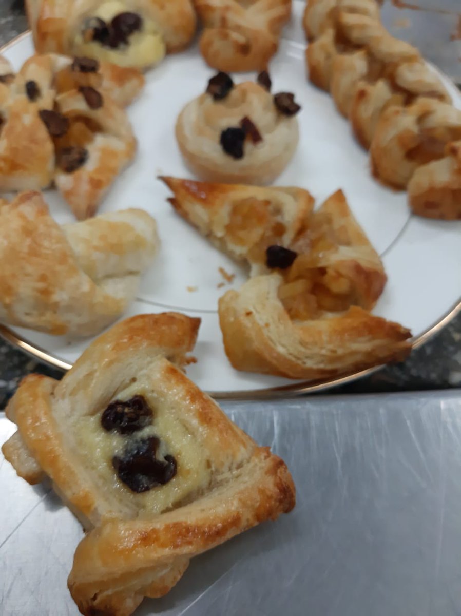 IES9021's tweet photo. Les compartimos imágenes de lo que fue la mesa final de Panadería de la Tecnicatura Superior en Gastronomía. https://t.co/eno7gcB4JH