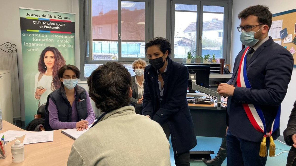 sarahelhairy's tweet photo. A la mission locale d' @AutunVille, où j'échange avec les employés ainsi qu’avec les jeunes accompagnés par le dispositif «Garantie Jeunes».
👥Au cœur du dispositif d’insertion de nos jeunes, les missions locales jouent un rôle majeur dans l’application du plan #1jeune1solution. https://t.co/D8sJ2aVCJA
