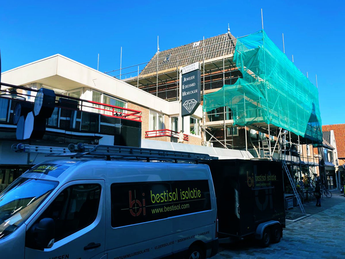 Bestisol's tweet photo. Op deze prachtige vrijdag zijn wij in hartje #rijssen bezig met het #isoleren van dit pand. Meer weten over isoleren en #verduurzamen bel gerust met kantoor ☎️  0548541337 of DM. #spouw #vloer #dak https://t.co/RKb62XxH5C