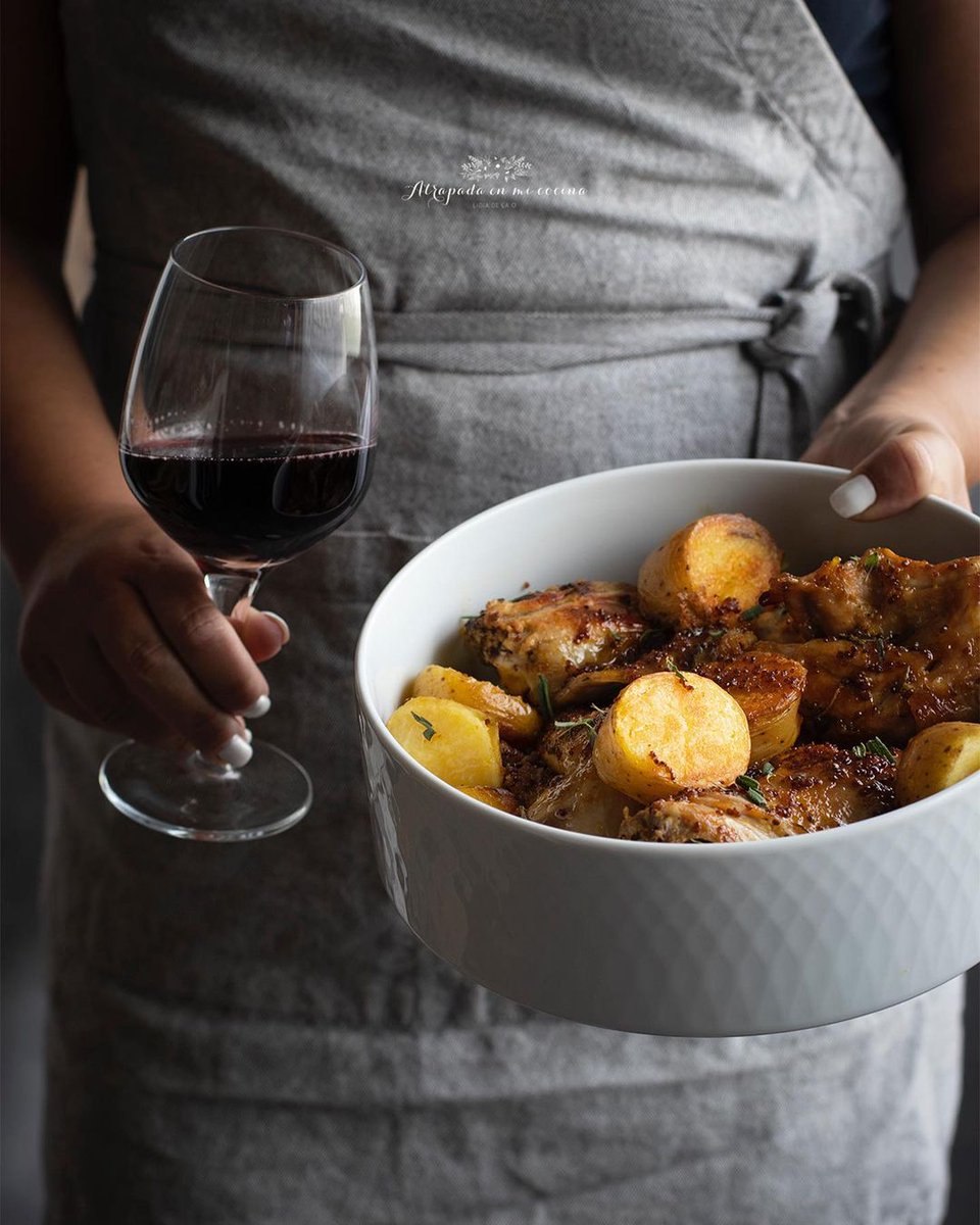 El match perfecto entre una copa de vino y el plato que nos vuelve locos, carne de conejo a la mostaza y miel 🍯🍷

📸 <a href="/lidiadelao/">ATRAPADA EN MI COCINA</a>