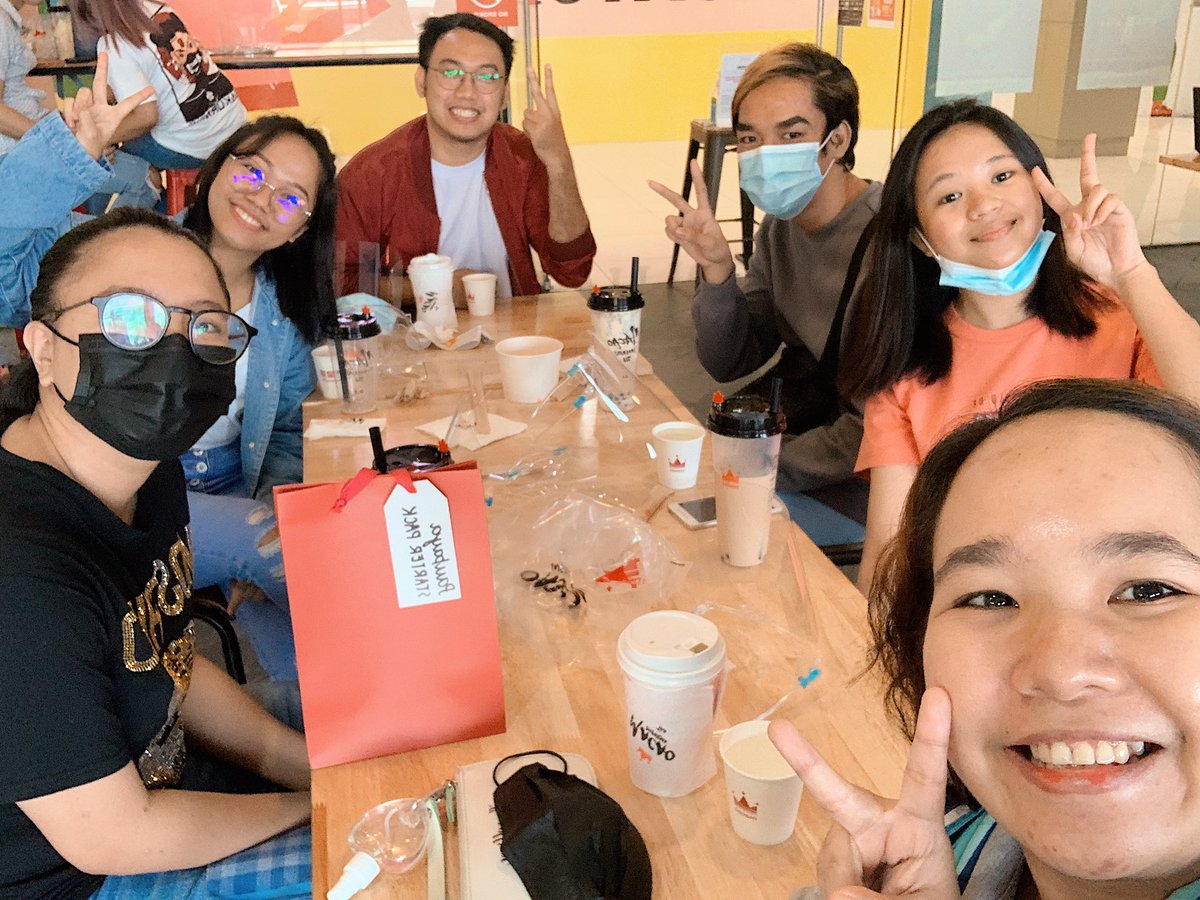 kim_acabo's tweet photo. Today was a great day! I thank God for technology that I still get to disciple students online despite the limitations caused by the pandemic. Pero, iba pa din talaga yung face to face discipleship. 🧡 https://t.co/TSXiw8bDMd