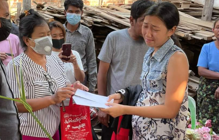 shafiur's tweet photo. #Mar5Coup This woman’s husband was murdered by the junta’s forces today in #Mandalay. 

Devastated, she said “I don’t want these. I just want my husband."

#WhatsHappeninglnMyanmar https://t.co/yZQf4TYcnV