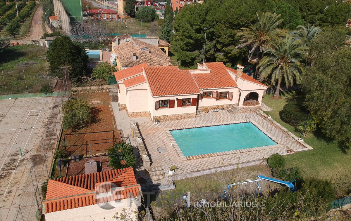 enterasesores's tweet photo. ⭐️¡FABULOSO CHALET A LA VENTA! ⭐️

El otro día os publicábamos un vídeo desde las alturas de este precioso chalet, ¿queréis saber más sobre él?

🛏️ 4 habitaciones
🚽 3 baños
💦 Piscina

🌐 Puedes descubrir más sobre esta vivienda visitando nuestra web  https://t.co/bUky6WRGnE https://t.co/EV1rTXqITc