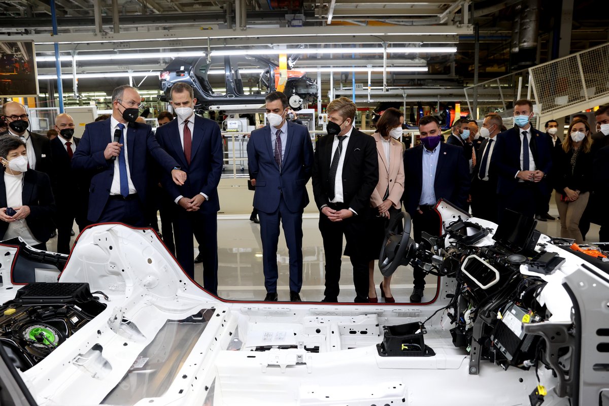 SpanishCrown's tweet photo. The King's tour of the facilities that the car manufacturer #SEAT has in Martorell. https://t.co/Dw0QNDQpX5