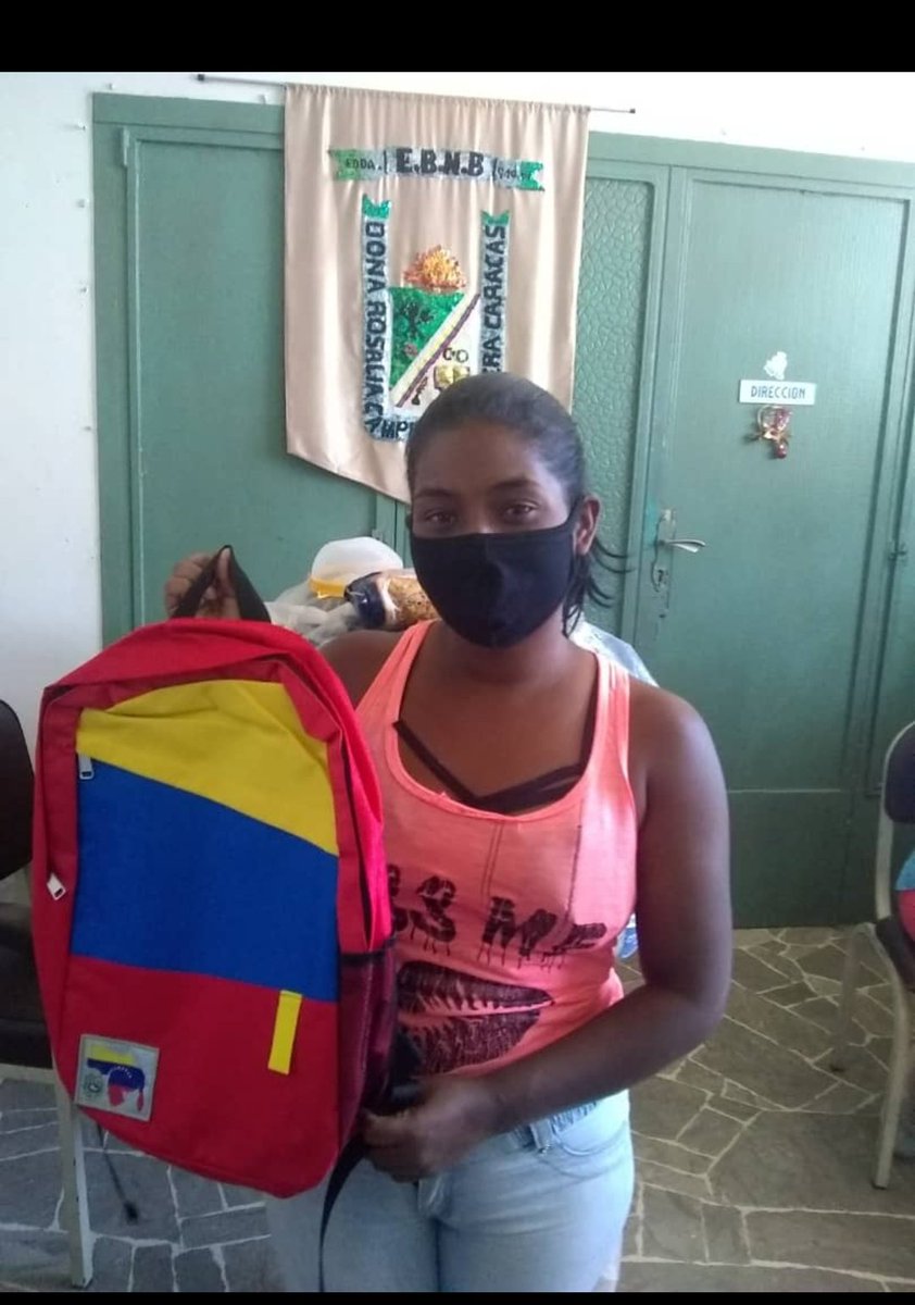 EscuelaDRCdeH's tweet photo. Entrega de bolsos para los alumnos de primer grado. Gracias a la Subdirectora Teodocia Morillo a la prof Irianny León y el Director Javier Bravo por su colaboración. Gracias @MPPEDUCACION  por tan valioso aporte. @ClifParaiso @EscuelaDRCdeH https://t.co/rRgZNMTiTG